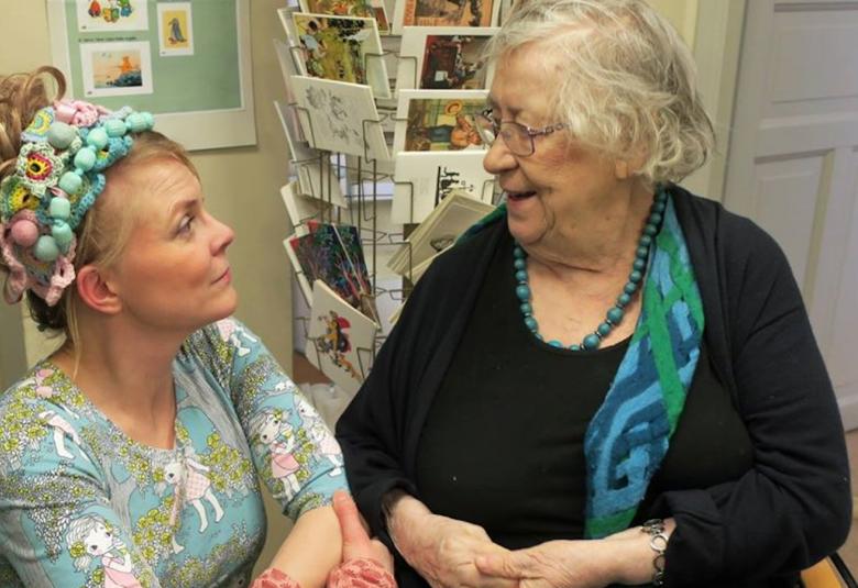 Kuvassa ovat Heli Laaksonen vasemmalla ja Kirsi Kunnas oikealla vastakkain keskustelemassa.