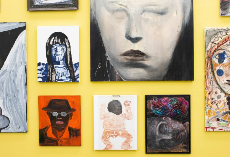 Kuvassa on Seppo Fräntin kokoelman Hullu rakkaus -teos, jossa on keltaisella pohjalla on useita erilaisia tauluja.