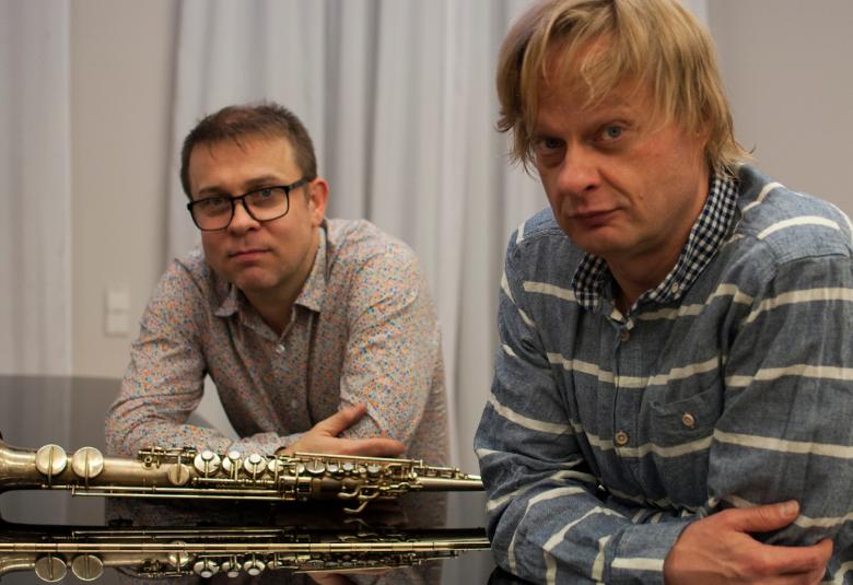Kuvassa ovat Iiro Rantala ja Jukka Perko nojaamassa flyygelin kanteen.  Rantala on etualalla.