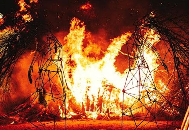 Kuvassa on Tuska festivaalin ASDAMA HEL, jossa poltettiin käsitöitä, taideteoksia ym. Kuvassa roihuaa tuli.