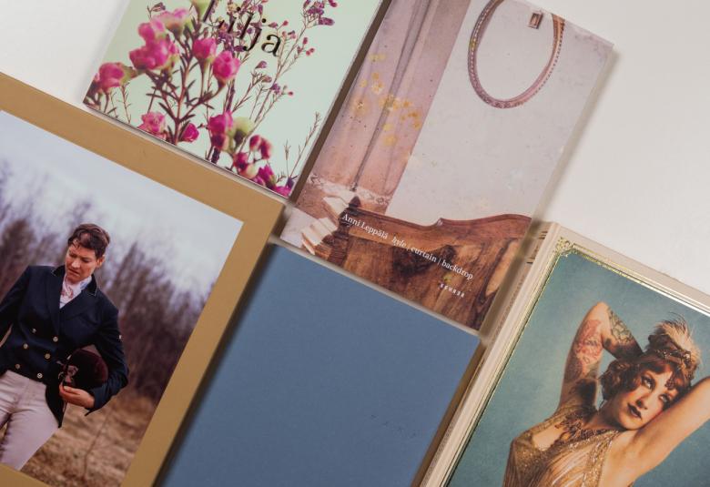 Kuvassa on kaikkien vuoden valokuvakirja 2019 palkintofinalistien kirjojen kannet.  Kuvat on sijoitettu vinottain ja limittäin kuvaan.