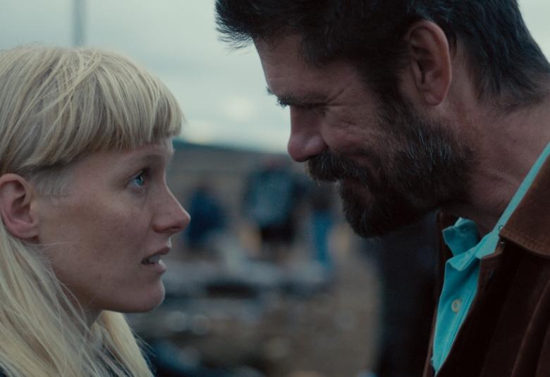 Kuvassa ovat Laura Birn ja Tommi Korpela kasvot vastakkain.