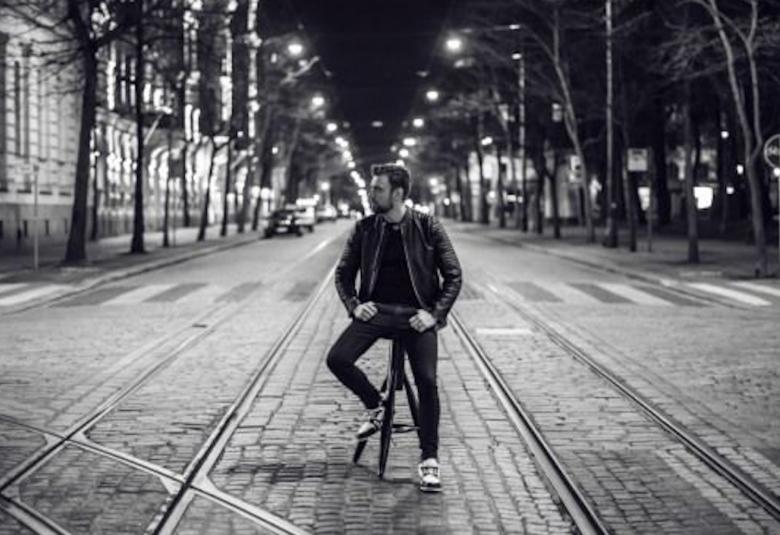 Kuvassa Antti Ketonen on keskellä Bulevardia Helsingissä. Kuva on musta-valkoinen.