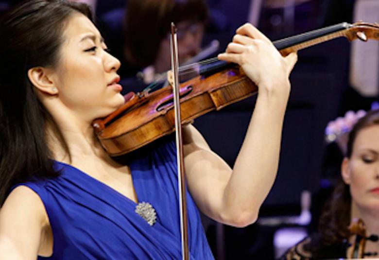 Kuvassa on edellisen Jean Sibelius -viulukilpailun voittaja Christel Lee soittamassa.  Hänellä on voimakkaan sininen puku päällään ja kuva on puolivartalokuva.