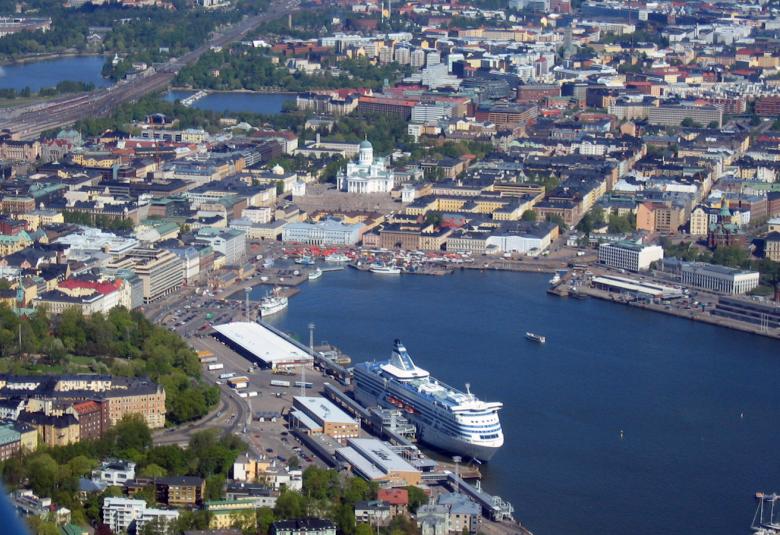 Kuvassa on Helsingin Eteläsatama ilmakuvana.  Kuva on kesäkuva.