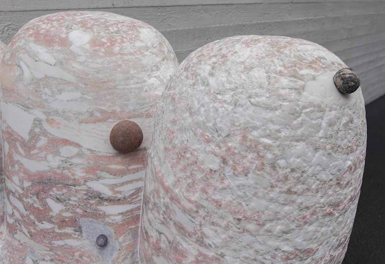  Kuvassa on Emma Jääskeläisen kiviteoksia, joissa on navat.   