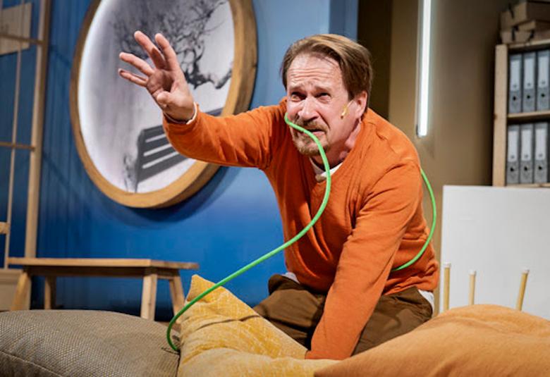 Kuvassa on Teemu Aromaa, joka on huoneessa tyynyjen keskellä.