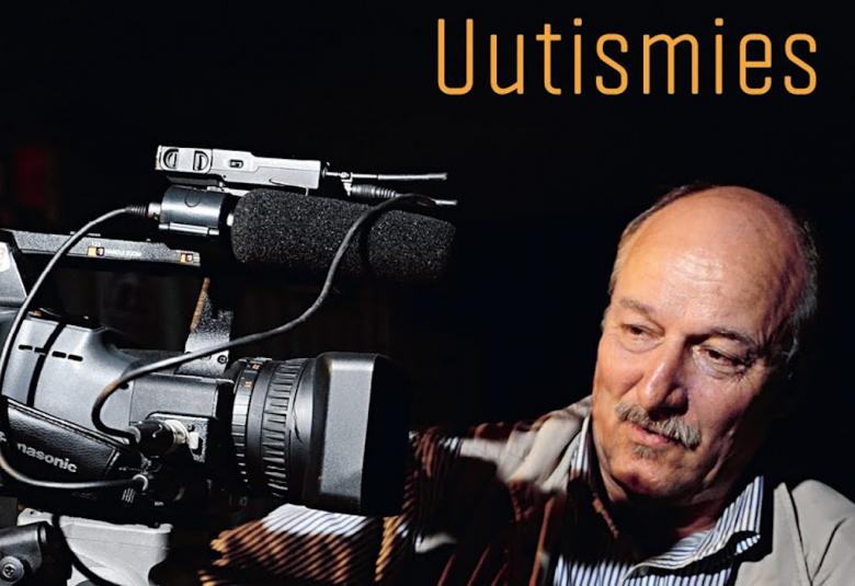  Kuvassa on osa kirjan kannesta, jossa lukee oikeassa nurkassa uutismies. Kuvassa on Kari Lumikero ja tv-kamera.