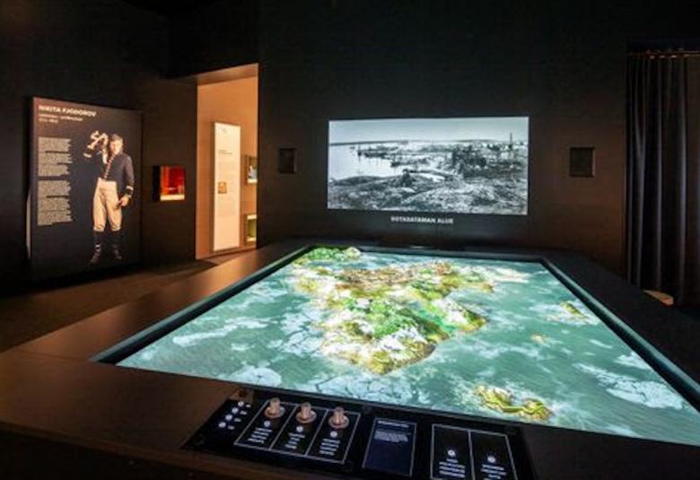 Kuvassa on Merikeskus Wellamon kolmiulotteinen malli valopöytänä.