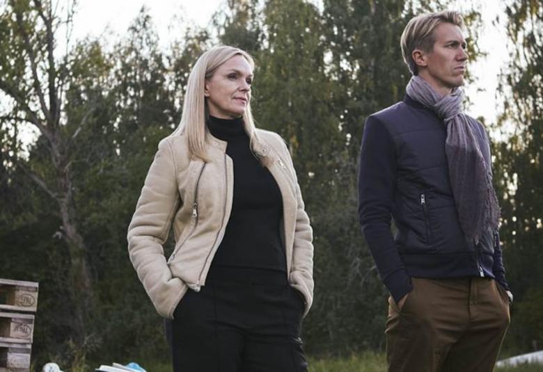 Kuvassa ovat Anu Sinisalo ja Jussi Vatanen seisomassa pusakoissa ja katsomassa etäisyyteen.