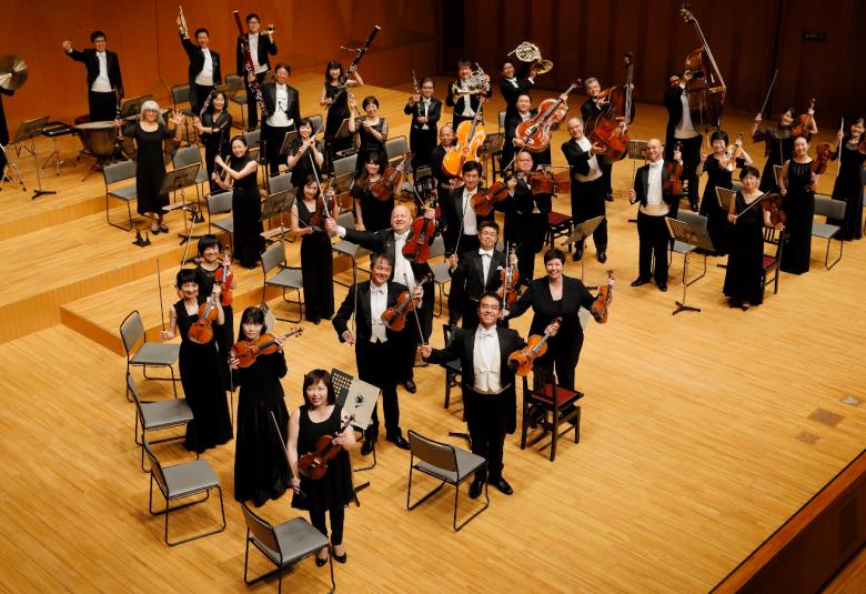 Kuvassa on Orchestra Ensemble Kanazawa konserttilavalla.