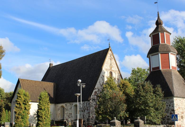 Kuvassa on Pyhän Laurin kirkko aurinkoisena kesäpäivänä.