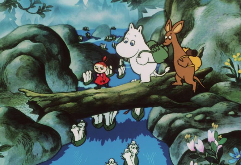 Kuvassa on Muumipeikko ja Pikku-Myy sillalla sekä hattivatit joessa.