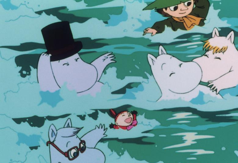 Kuvassa on muumiperhe uimassa.Vesi on turkoosia ja vihreää.