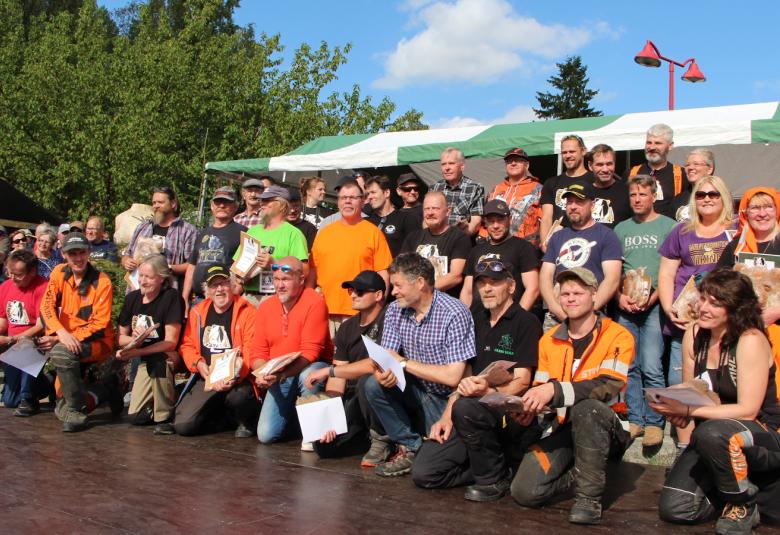 Kuva  Kuvassa on Maaseudun Sivistysliiton vuonna 2019 järjestämän  Karhufestivaalin veistokilpailun osallistujia.