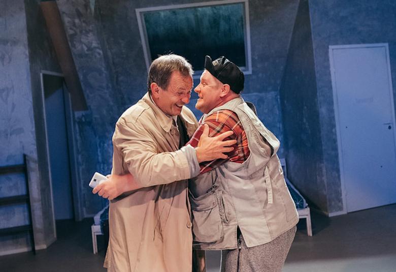 Kuvassa ovat Robert Svartström ja Santtu Karvonen halaamassa toisiaan Svartströmillä on vaalea poplari päällään.