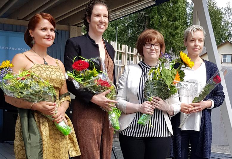 Kuvassa ovat kuvataidekilpailun palkitut AnnaLiisa Kankaanmäki, Kia Hagen ja Elisa Marin sekä yleisön suosikki Suvi Malek.         