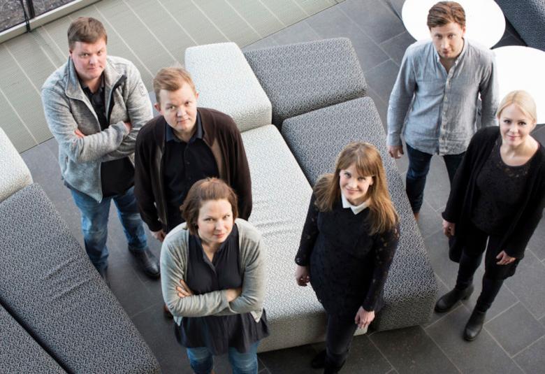 Kuvassa on Virtuosi di Kuhmo soittajat kuvattuna ylhäältä päin.  Soittajat ovat omissa vaatteissaan eivätkä ole soittamassa.