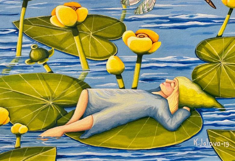 Kuvassa on ulpukanlehdellä makaava tyttötonttuhahmo.  Lehti kelluu sinisen veden päällä ja ympärillä on ulpukanlehtiä ja kukkia.