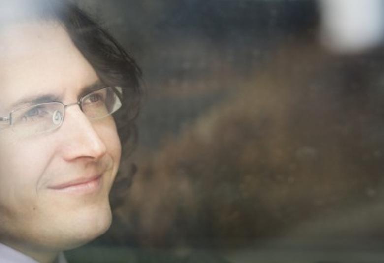 Kuvassa on Wolfgang Abendrothin kasvot sivuttain ja taustaa on himmennetty.