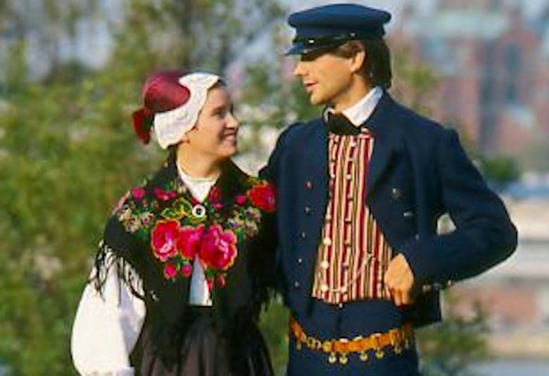 Kuvassa ovat nainen ja mies Helsingen kansallispuvussa.