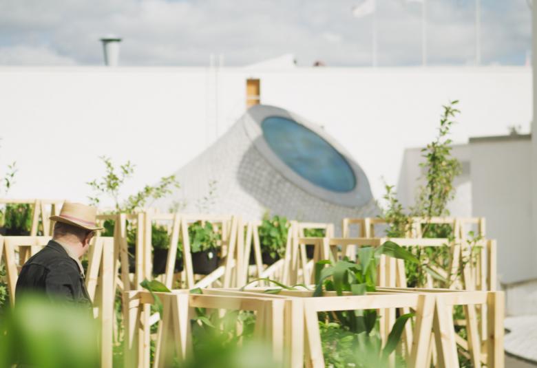 Amos Rex tarjoaa puutarhainstallaatio Keitaan keskelle Helsinkiä