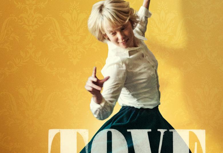 Kuvassa on tove-elokuvan juliste, josta näkyy vauhdikkaasti hyppäävän Alma Pöystin pyörähdys ja vartalon yläosaa.