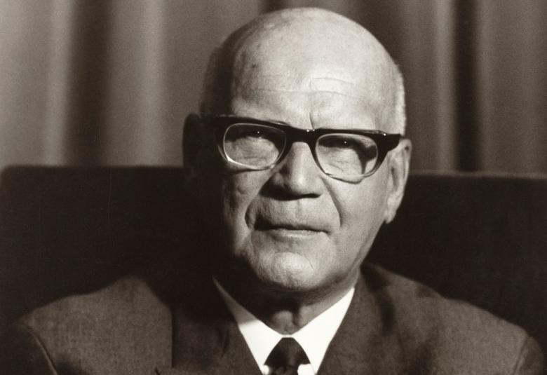 Kuvassa on Urho Kekkosen kasvot.  Kuva on musta-valkoinen.