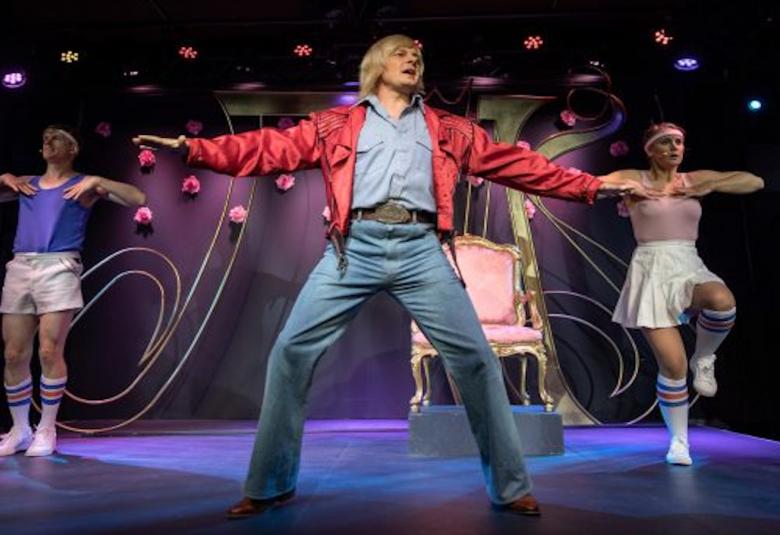 Miikka Tuominen on kuin ilmetty Danny Kotkan teatterin esityksessä "ARMI - Kaiken sulle antaa tahtoisin".