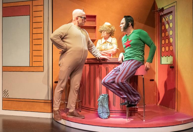 Kuvassa on Timo Julkunen Heimo Vesana, Mona Julkunen Rivo-Riittana ja Juha Kulmala Allan Kurmana baaritiskin äärellä. 