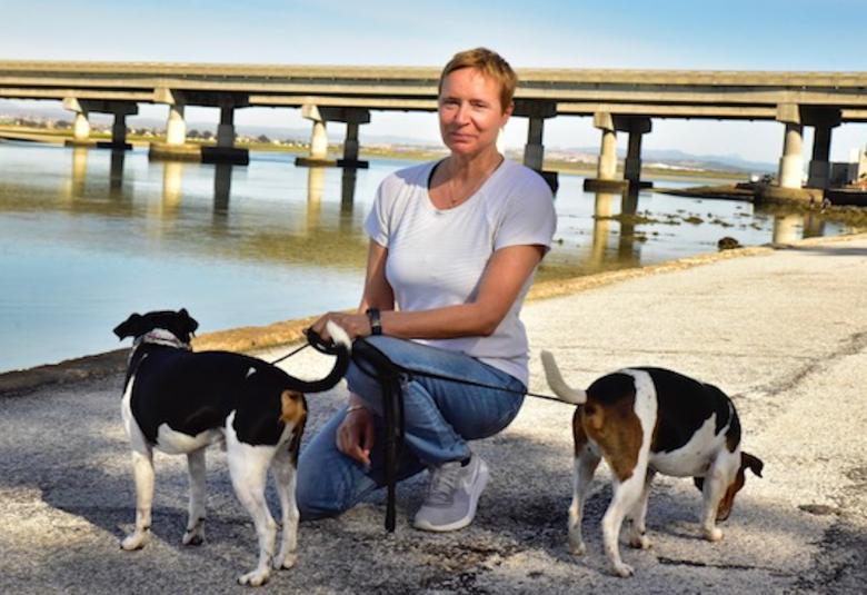 Kuvassa Johanna Tuomola, joka on kirjoittaneet Storytel'lle vain äänikirjoja. 