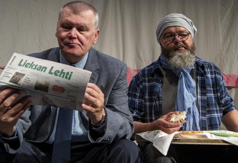 Timo Hopponen Esko Kirnuvaaran ja Jarmo Pilli Pekka Kirnuvaaran roolissa Anjalankosken teatterin näytelmässä Juurihoito.