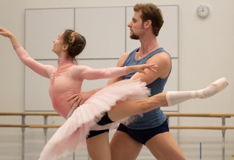 Kuvassa on Maria Kochetkova yhdessä Michal Krcmarin kanssa vaalean punaisessa balettiasussa. 