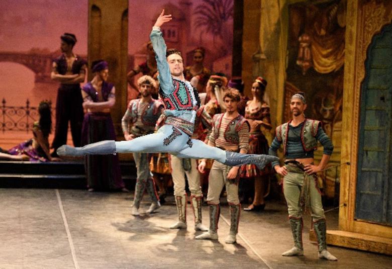 Kuvassa on keskellä spagaatihypyssä Daniel Camargo ympärillään merirosvoja.  