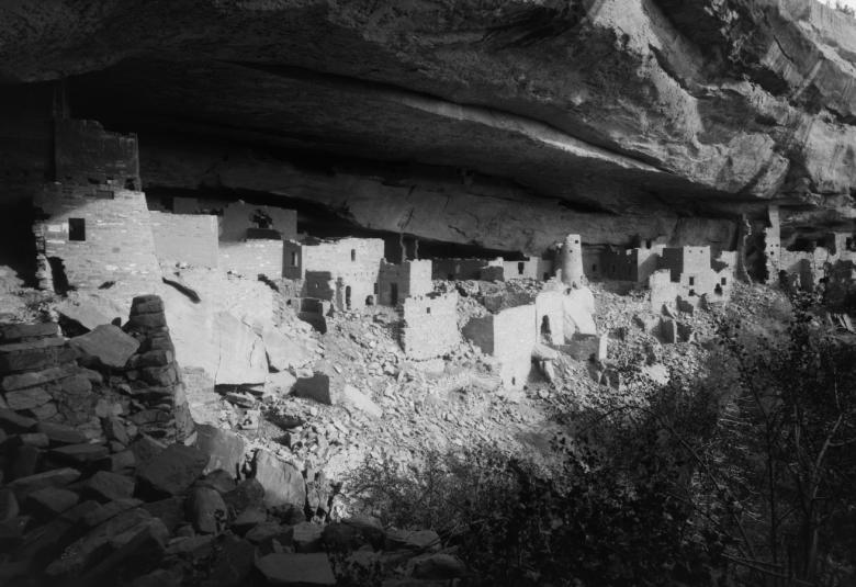 Kuvassa on Mesa Verden asuinalue ja kuva on musta-valkoinen.