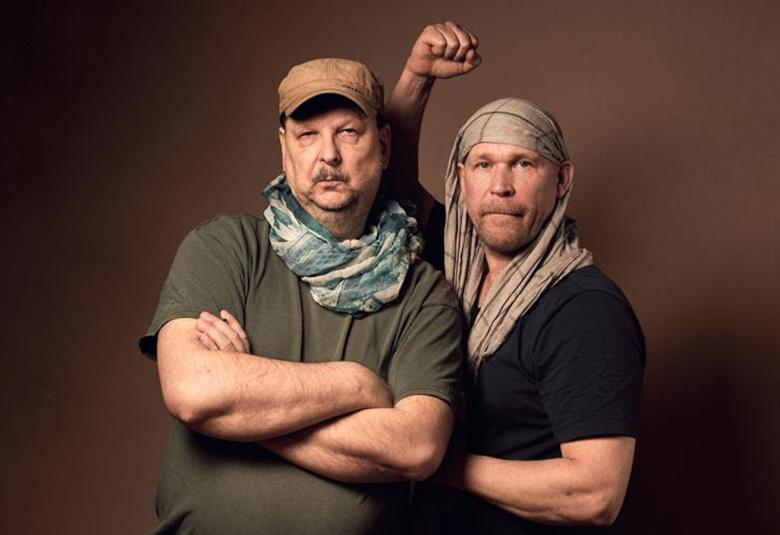 Kuvassa ovat Seppo Halttunen ja Matti Ristinen t-paidoissa ja huivi kaulassa ja päässä.