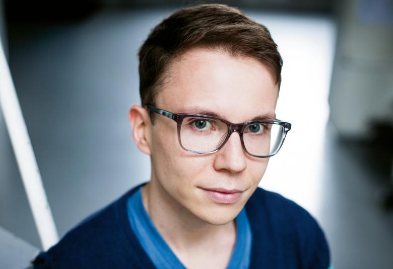 Kuvassa on Otto Lehtisen kasvokuva.  Hänellä on silmälasit.