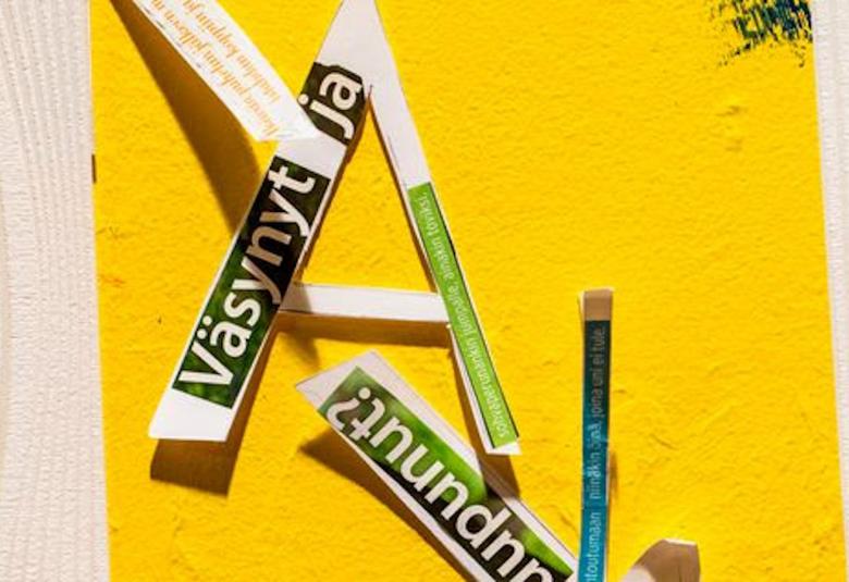 Kuvassa on keltaisella pohjalla harpinmuotiset puupalat, joissa tekstinä on väsynyt ja uupunut.