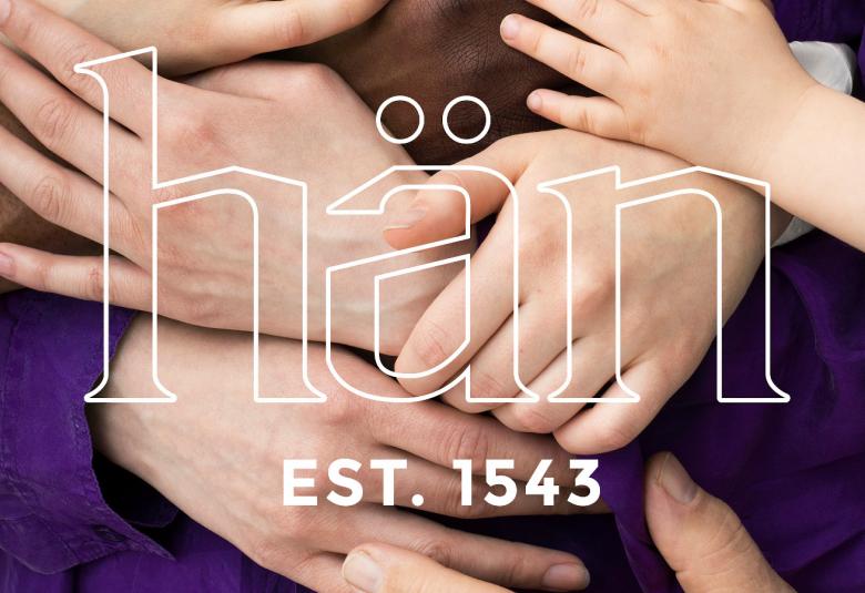 Kuvassa on juliste, jossa on keskellä sana Hän ja eri-ikäisten käsiä lomittain.