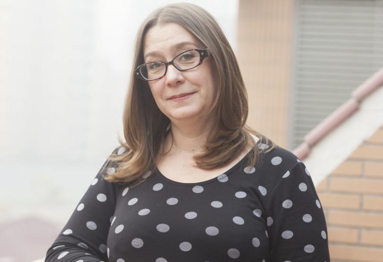 Kuvassa on Mari Manninen puolivartalokuvassa mustassa valkopallollisessa puserossa.  