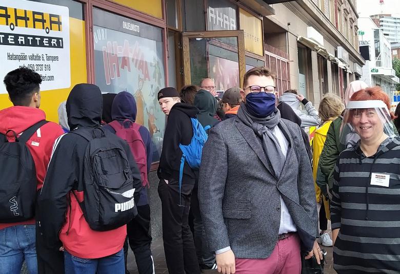 Kuvassa Tampereen Taidetestaajia menossa Ahaa-teatteriin.