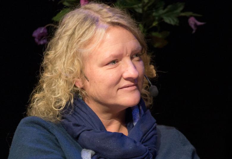 Kuvassa on Anna Takanen istumassa sivuttain.