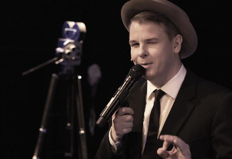  Mikkomarkus Ahtiainen on pääosan esittäjä Kotkan teatterin Buster Keaton näytelmässä.