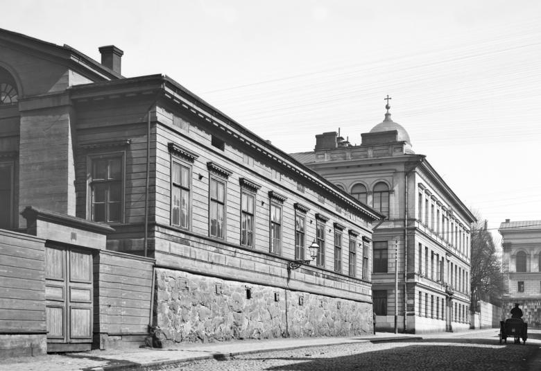 160-vuotias Helsingin kaupunginkirjasto on kasvanut 400 kirjan kansankirjastosta Suomen suurimmaksi kirjastoksi