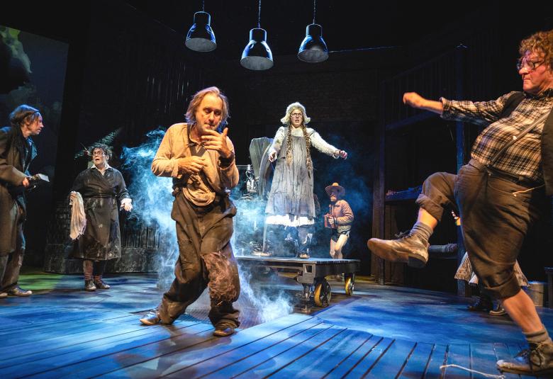 Kuvassa etualalla ovat Tom Lindholm ja Mika Honkanen, taustalla Janne Kallioniemi, Teija Auvien, Ilona Pukkila, Auvo Vihro. 