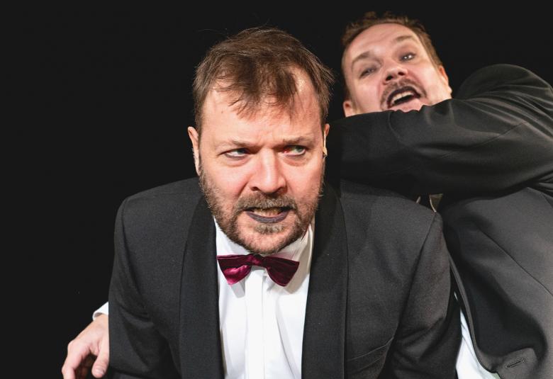 Kuvassa ovat Samuli Muje ja Tommi Raitalehto irvistelemässä rusetti kaulassa puvuntakissa ja valkoisessa paidassa.