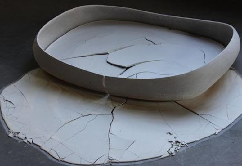 Kuvassa on Nathalie Lautenbacherin harmaa ison  lieriön muotoinen keramiikkatyö.