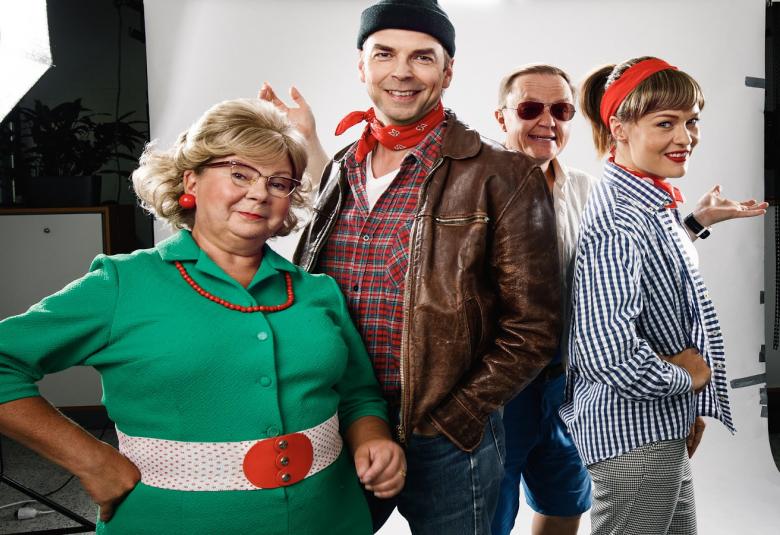 Kuvassa Nina Petelius-Lehto (Raija), Sami Kosola (Kaitsu Rundqvist), ohjaaja Mika Nuojua ja Tiina Winter (Oikku) Kouvolan teatterin näytelmässä Tämä on ryöstö!