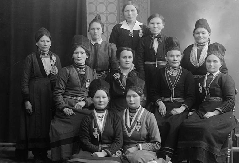 Kuvassa on Trondheimissa saamelaisen naisyhdityksen jäseniä yhteiskuvassa. Kuva on musta-valkoinen.