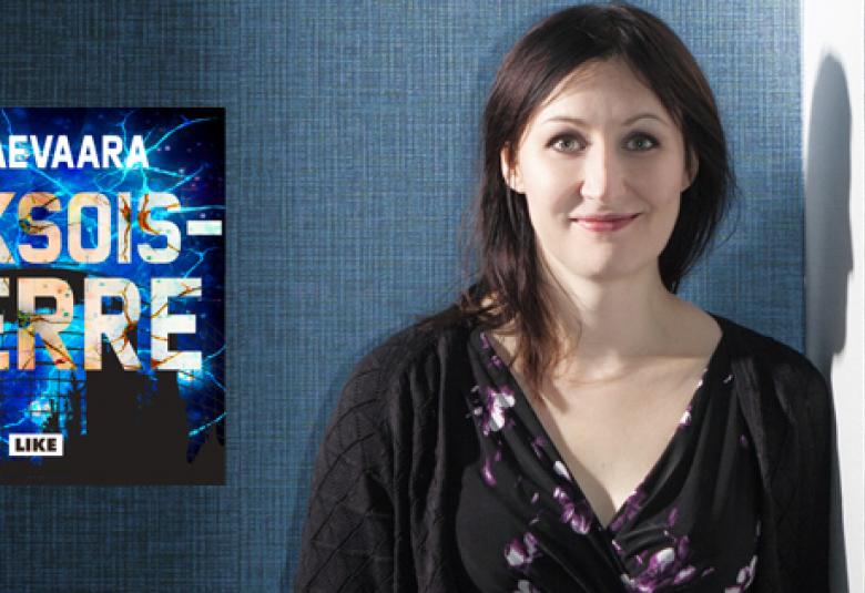 Kuvassa on kirjan Kaksoiskierre kansikuva vasemmalla ja oikealla Tiina Raevaaran puolivartalokuva.  Kuvan tausta on harmaan sininen.